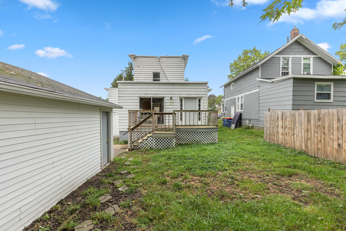 852 Leonard Street NE