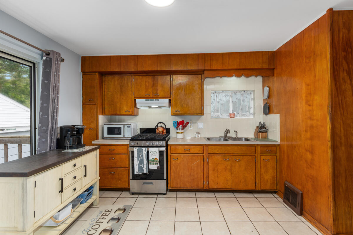 852 Leonard Street NE