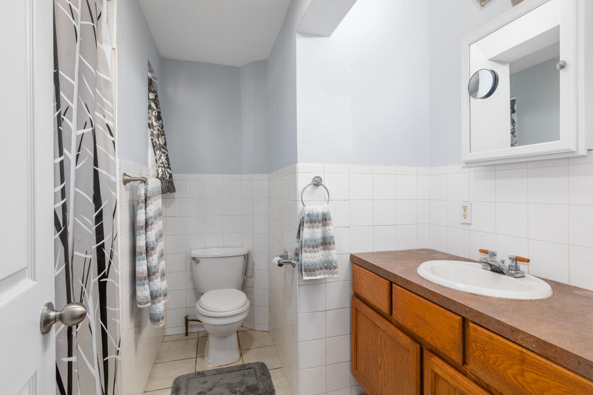 852 Leonard Street NE