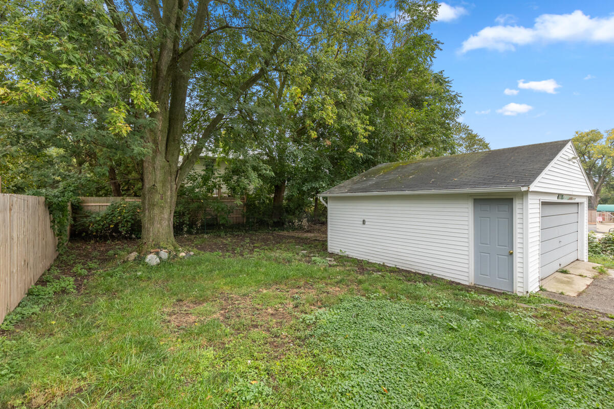 852 Leonard Street NE