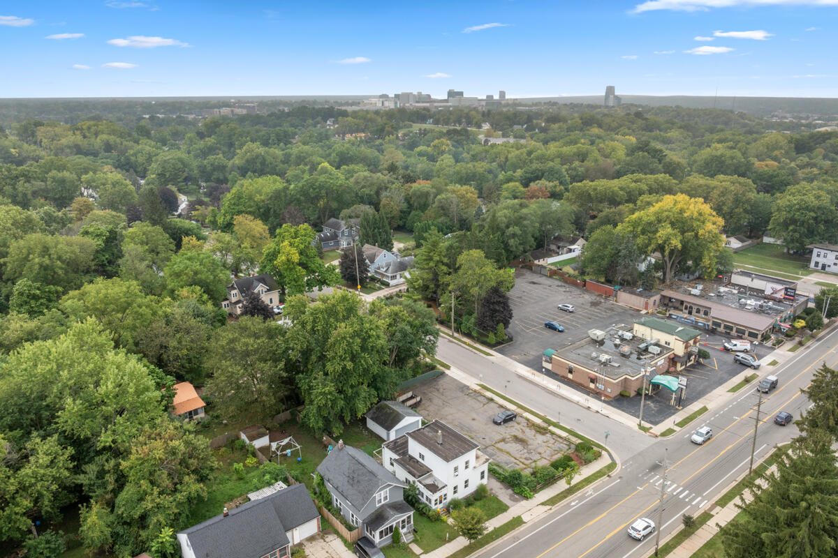 852 Leonard Street NE