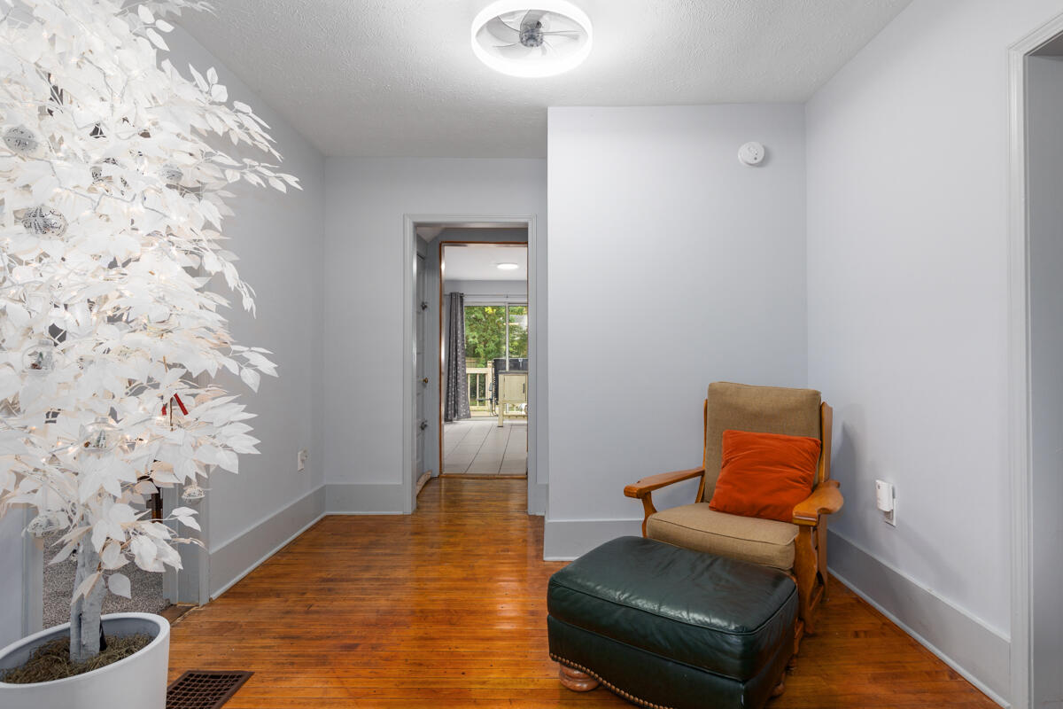 852 Leonard Street NE