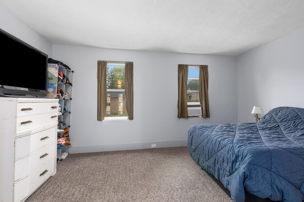 852 Leonard Street NE