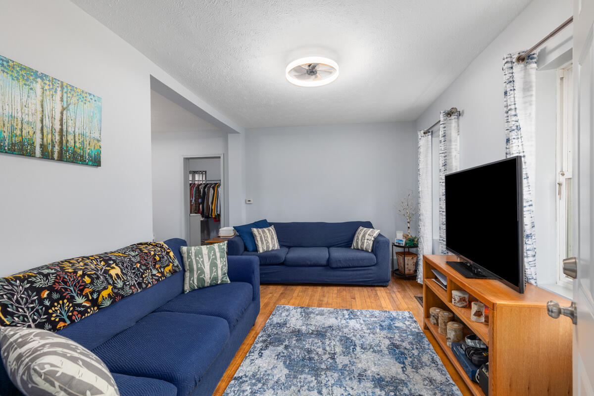 852 Leonard Street NE