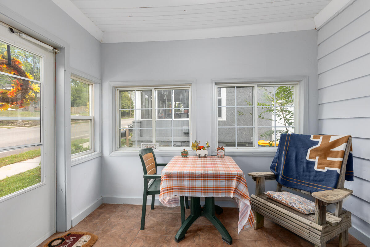 852 Leonard Street NE