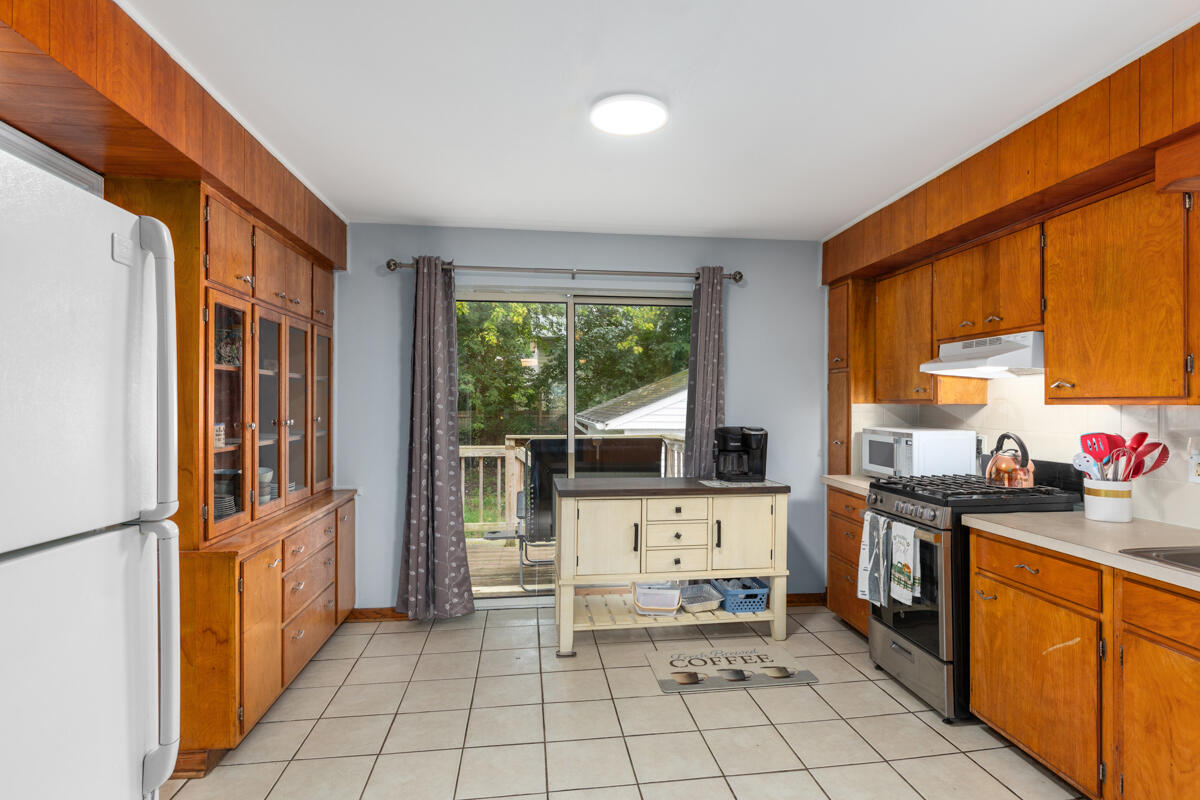 852 Leonard Street NE