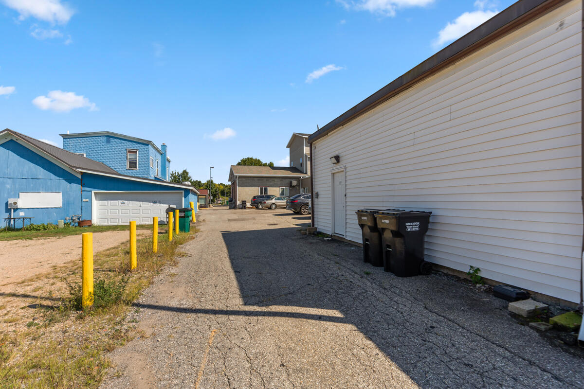 122 W Superior Street