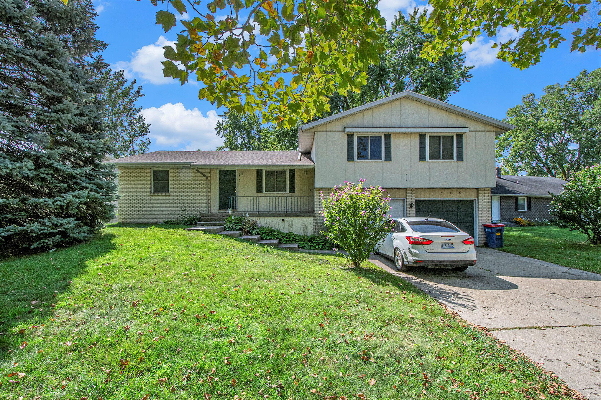 3920 Camelot Drive SE 3922
