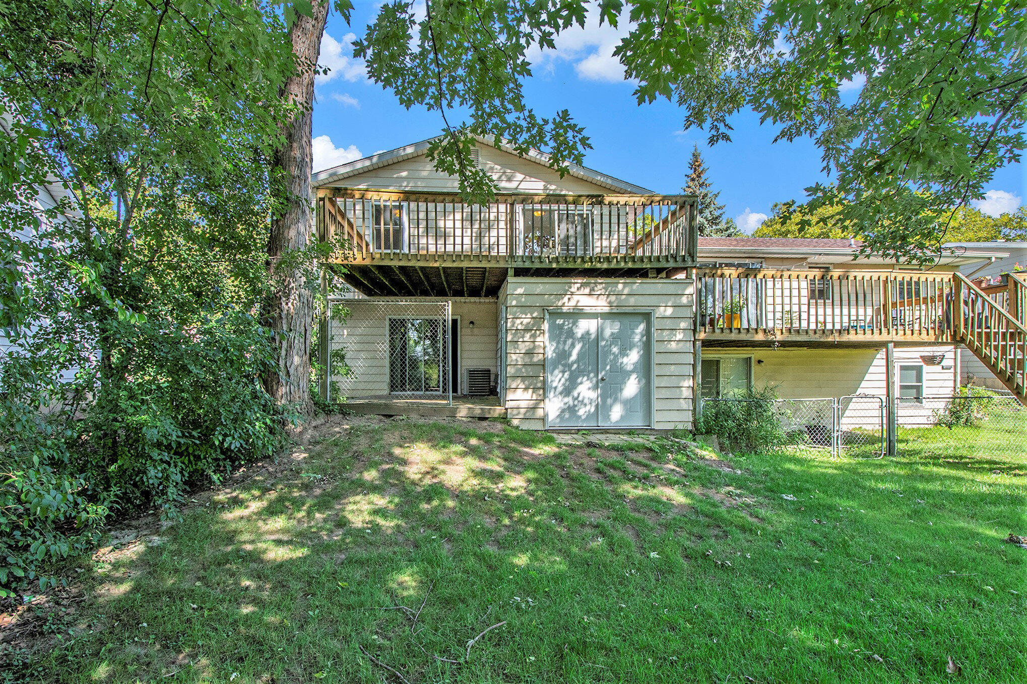 3920 Camelot Drive SE 3922