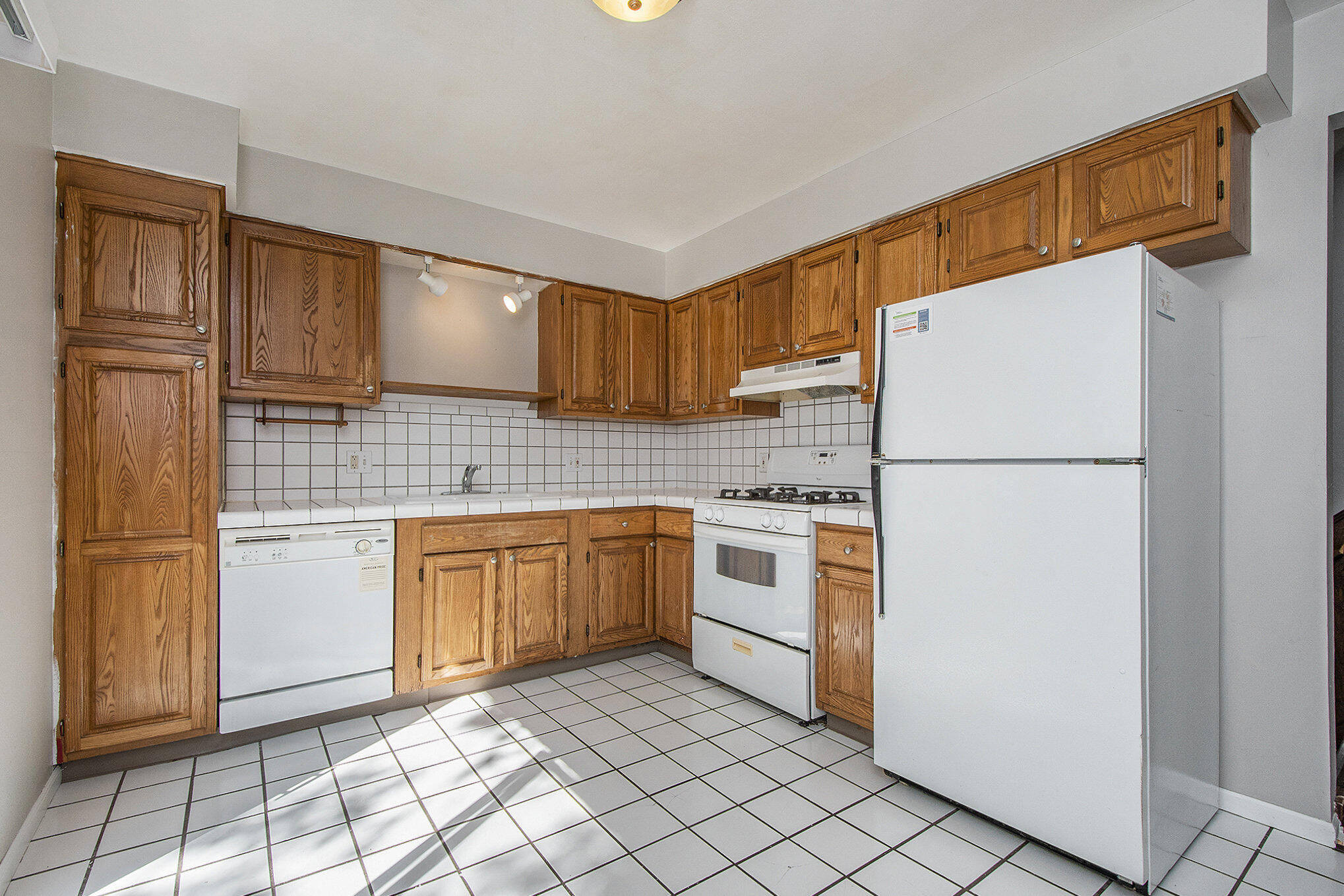 3920 Camelot Drive SE 3922
