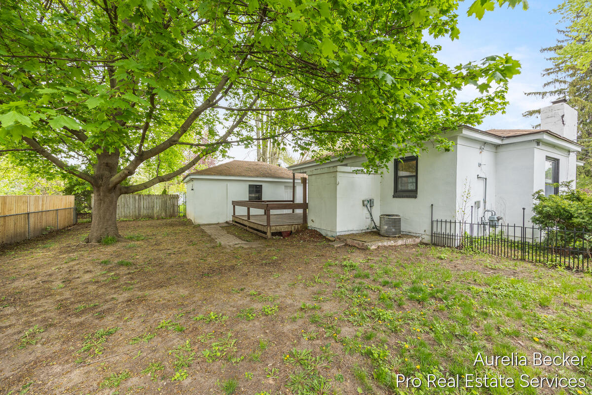 2911 Foster Avenue NE