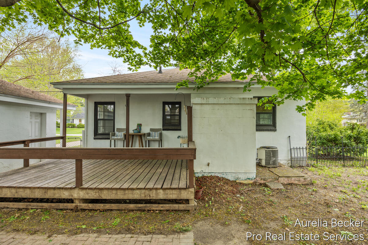 2911 Foster Avenue NE