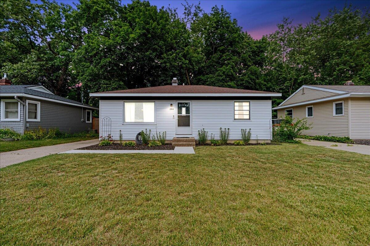 1944 Oakcliff Drive NE
