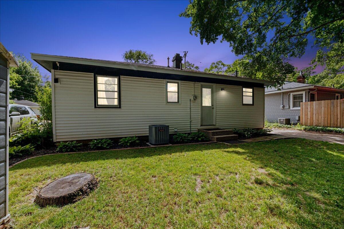 1944 Oakcliff Drive NE