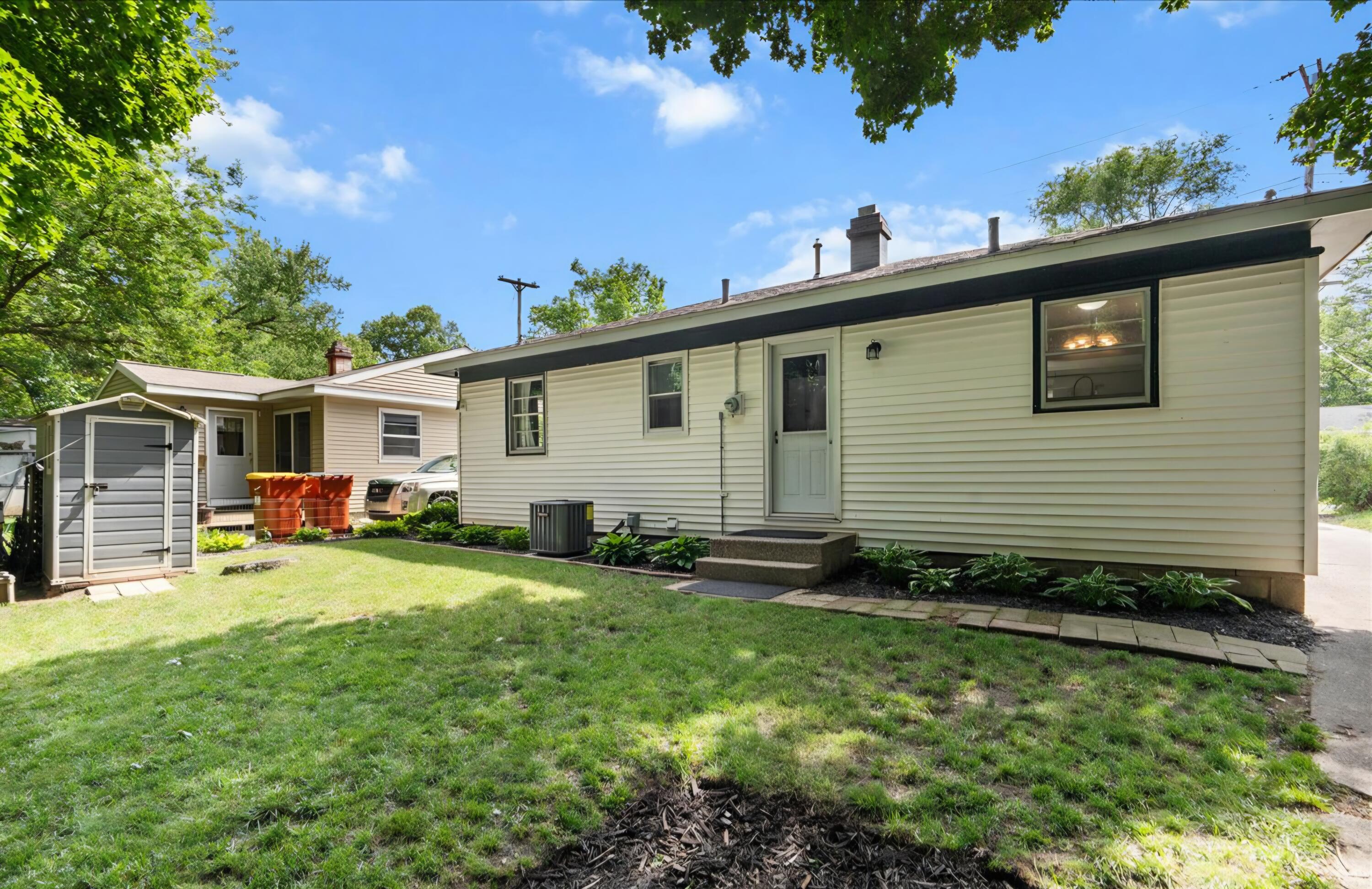 1944 Oakcliff Drive NE