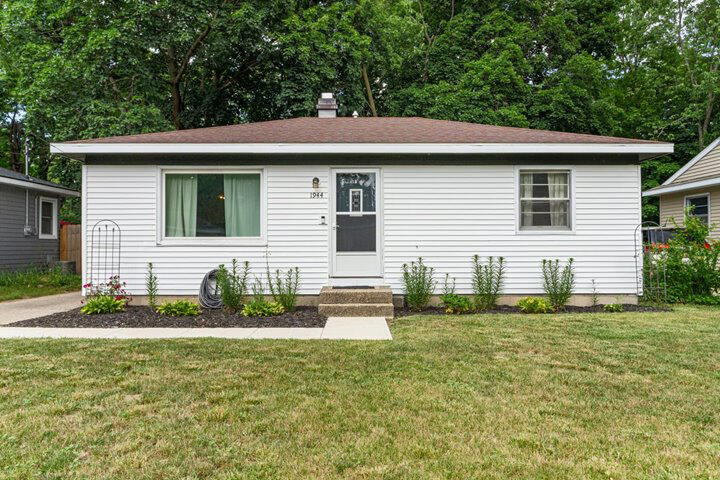 1944 Oakcliff Drive NE