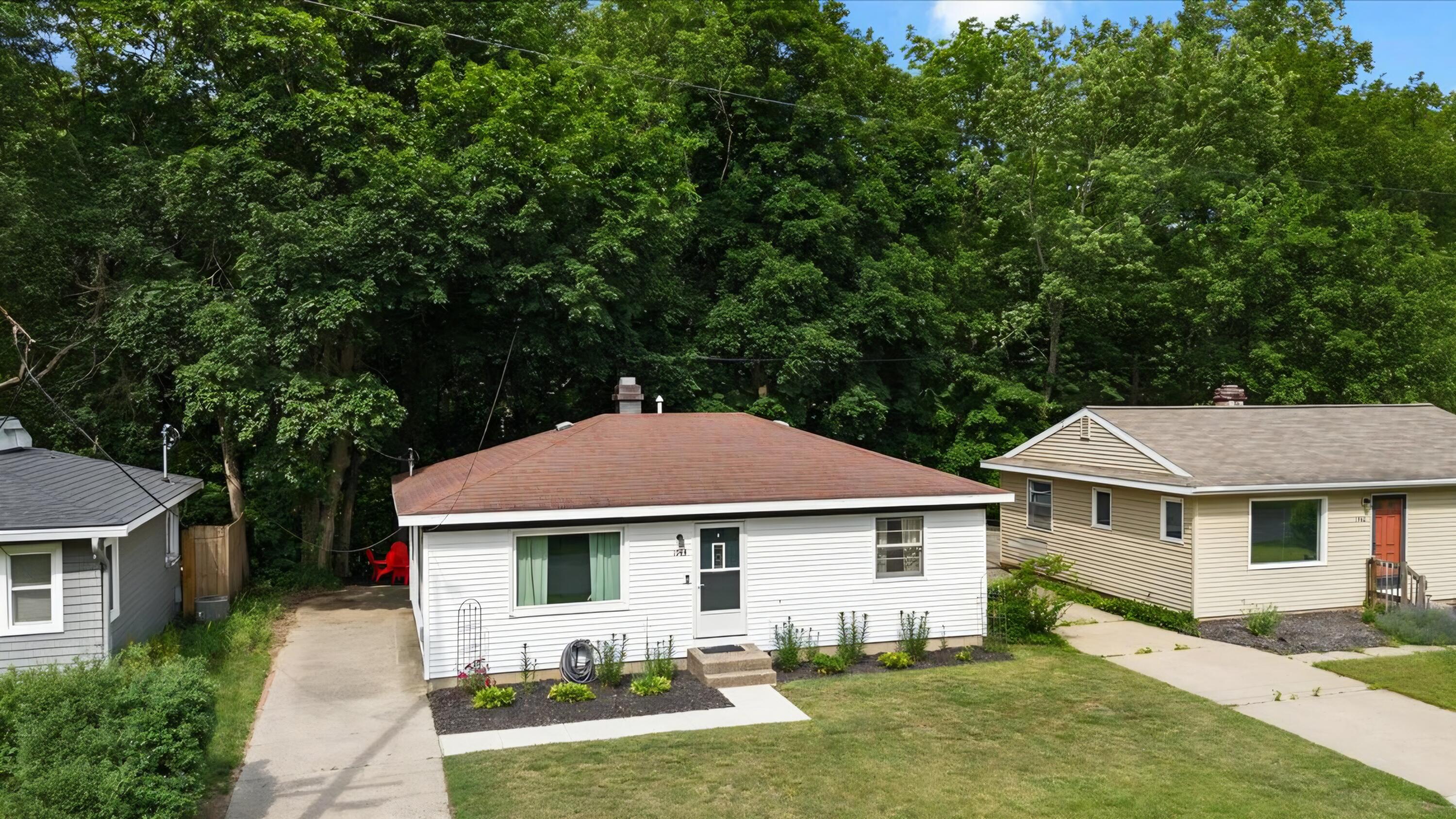 1944 Oakcliff Drive NE
