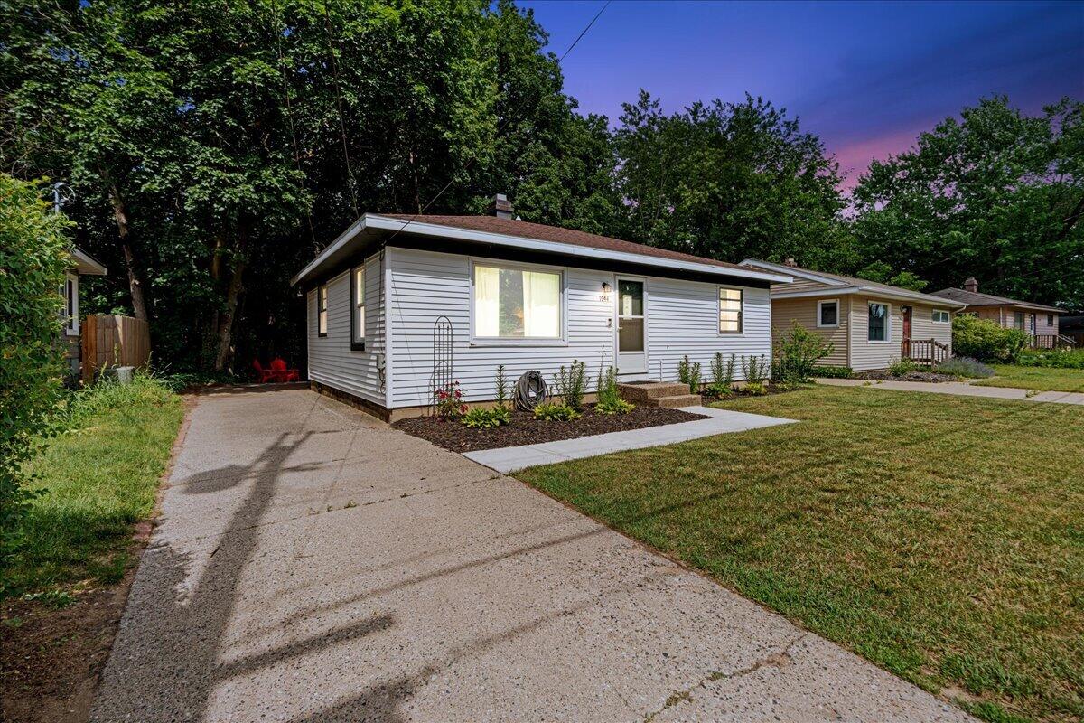 1944 Oakcliff Drive NE