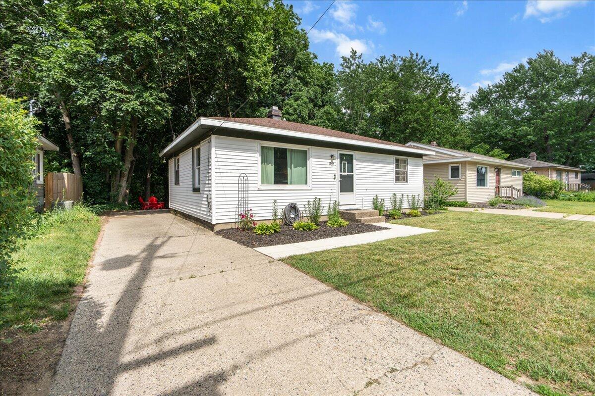 1944 Oakcliff Drive NE