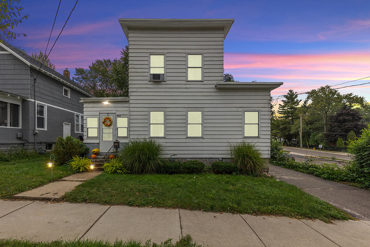 852 Leonard Street NE