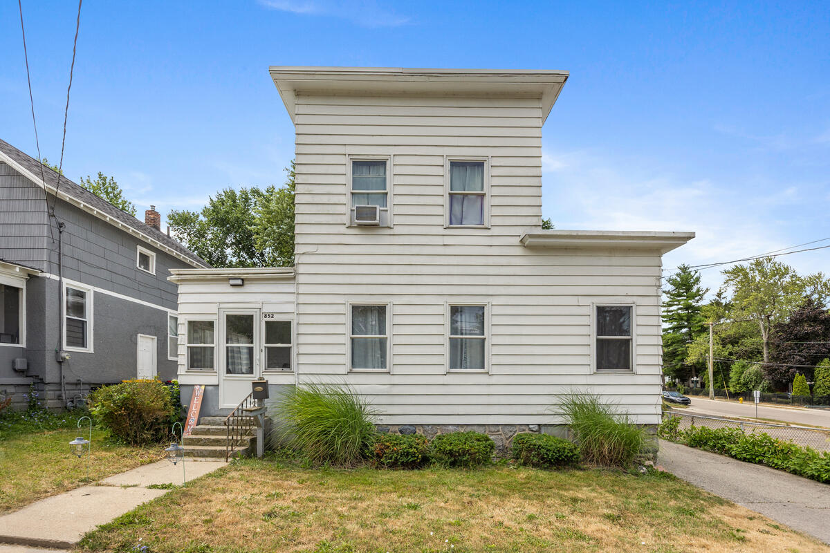 852 Leonard Street NE