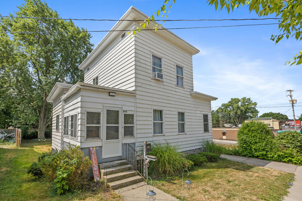 852 Leonard Street NE