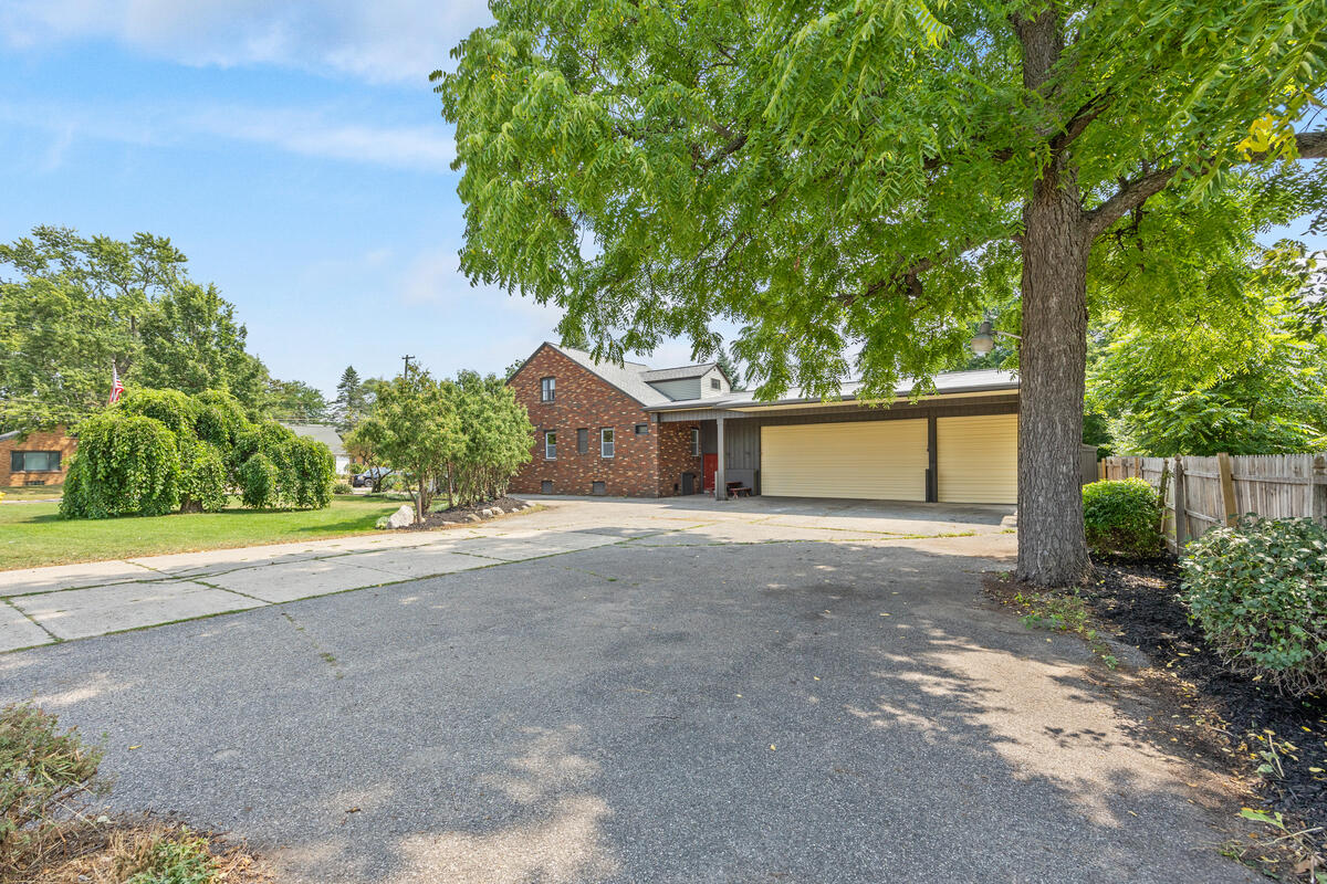 349 Baynton Avenue NE