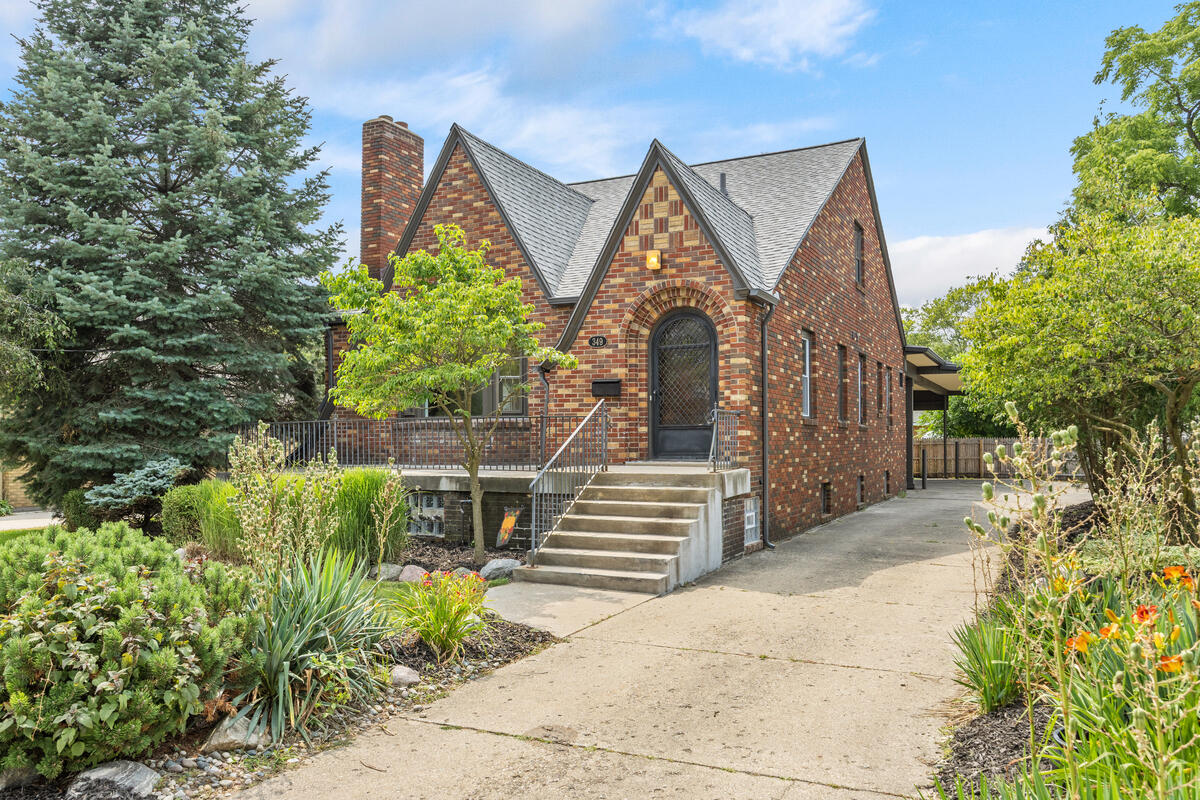 349 Baynton Avenue NE