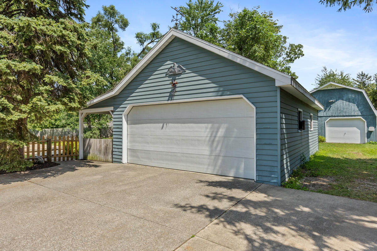 2442 De Laat Avenue SW