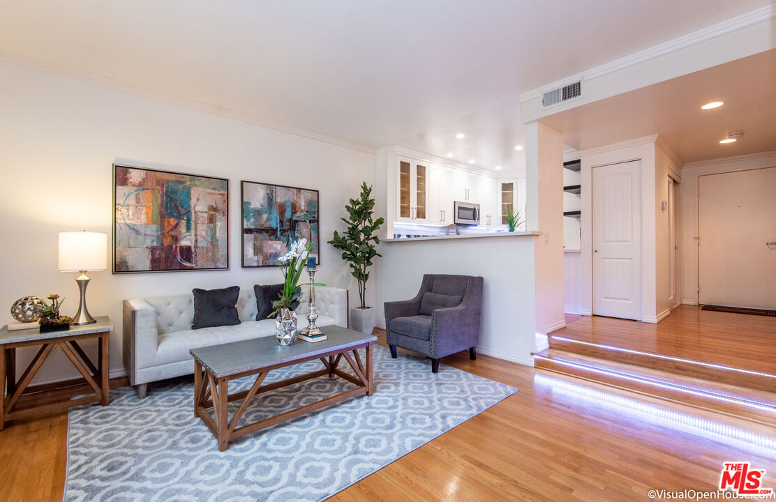 514 S Barrington Unit: 103