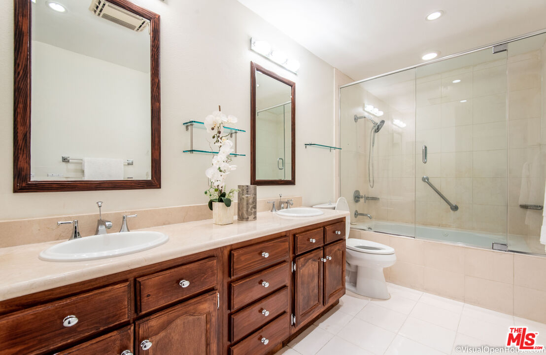 514 S Barrington Unit: 103