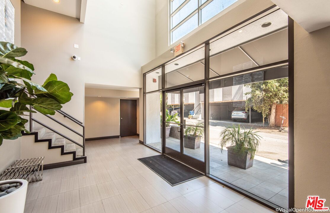 514 S Barrington Unit: 103