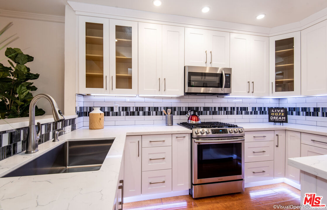 514 S Barrington Unit: 103