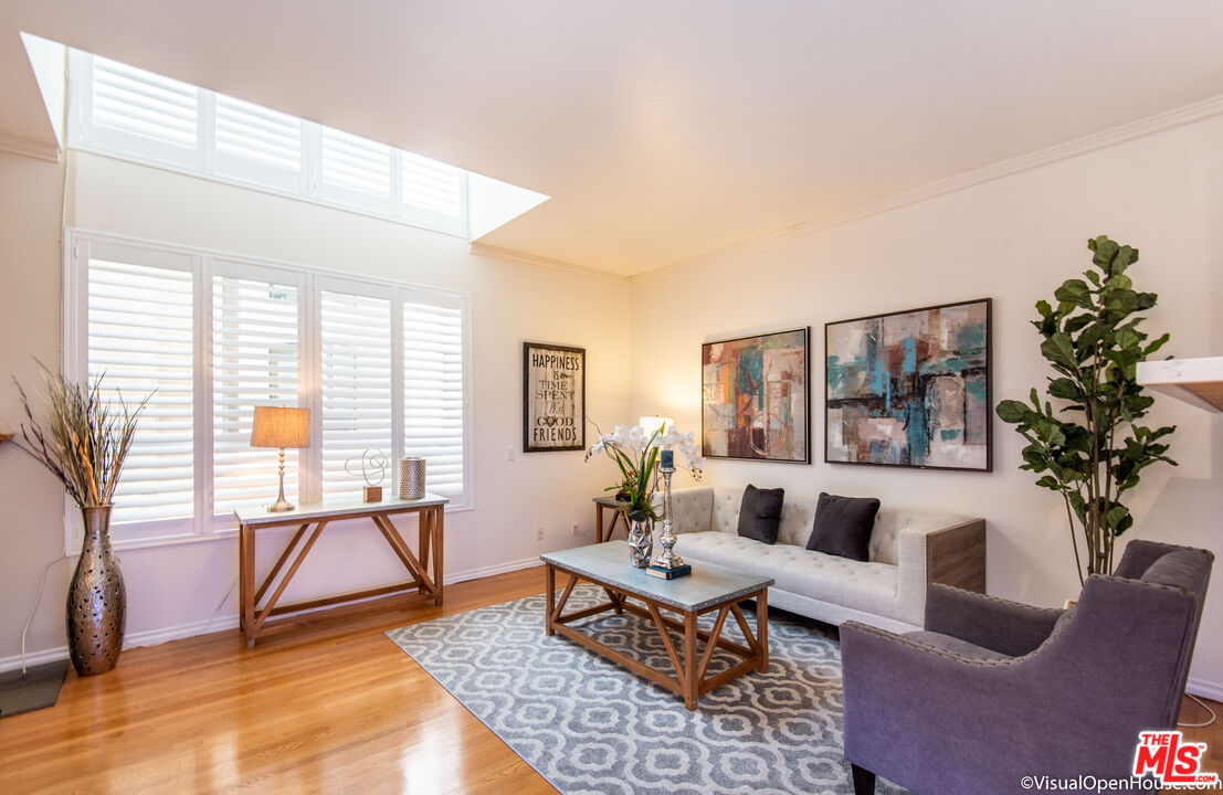 514 S Barrington Unit: 103