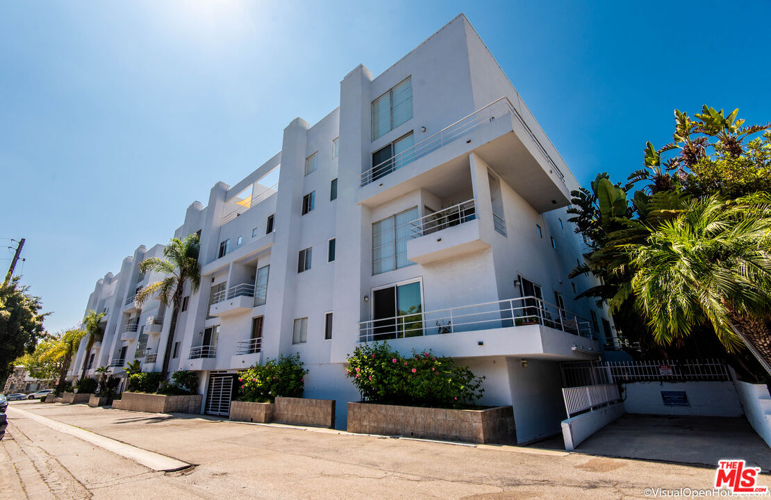 514 S Barrington Unit: 103