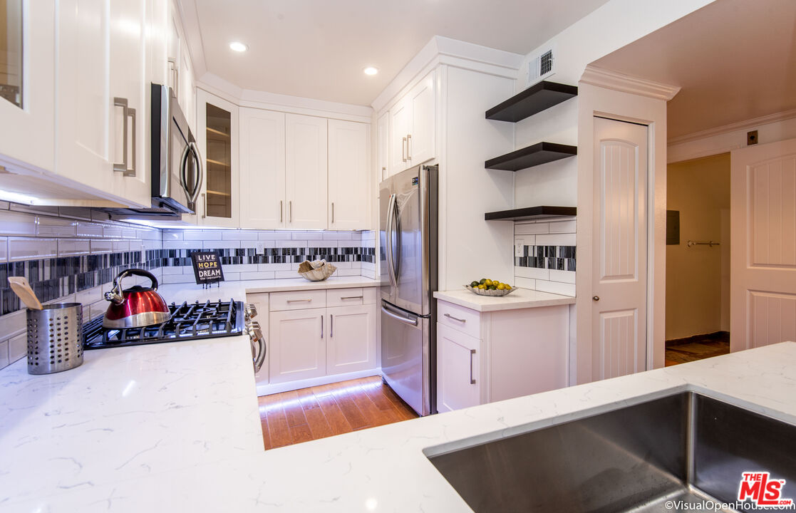 514 S Barrington Unit: 103