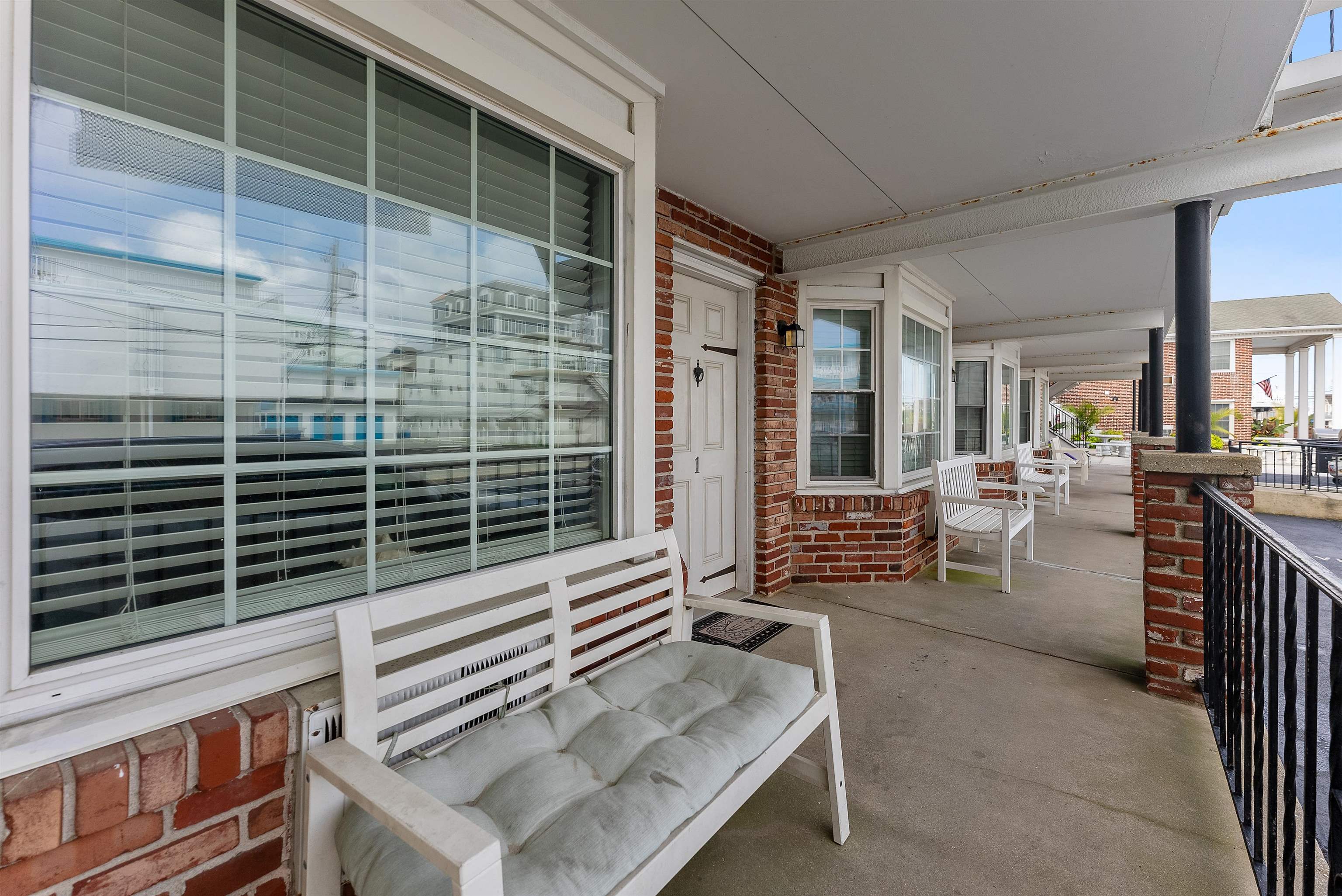 402 E Saint Paul Avenue Unit: 1