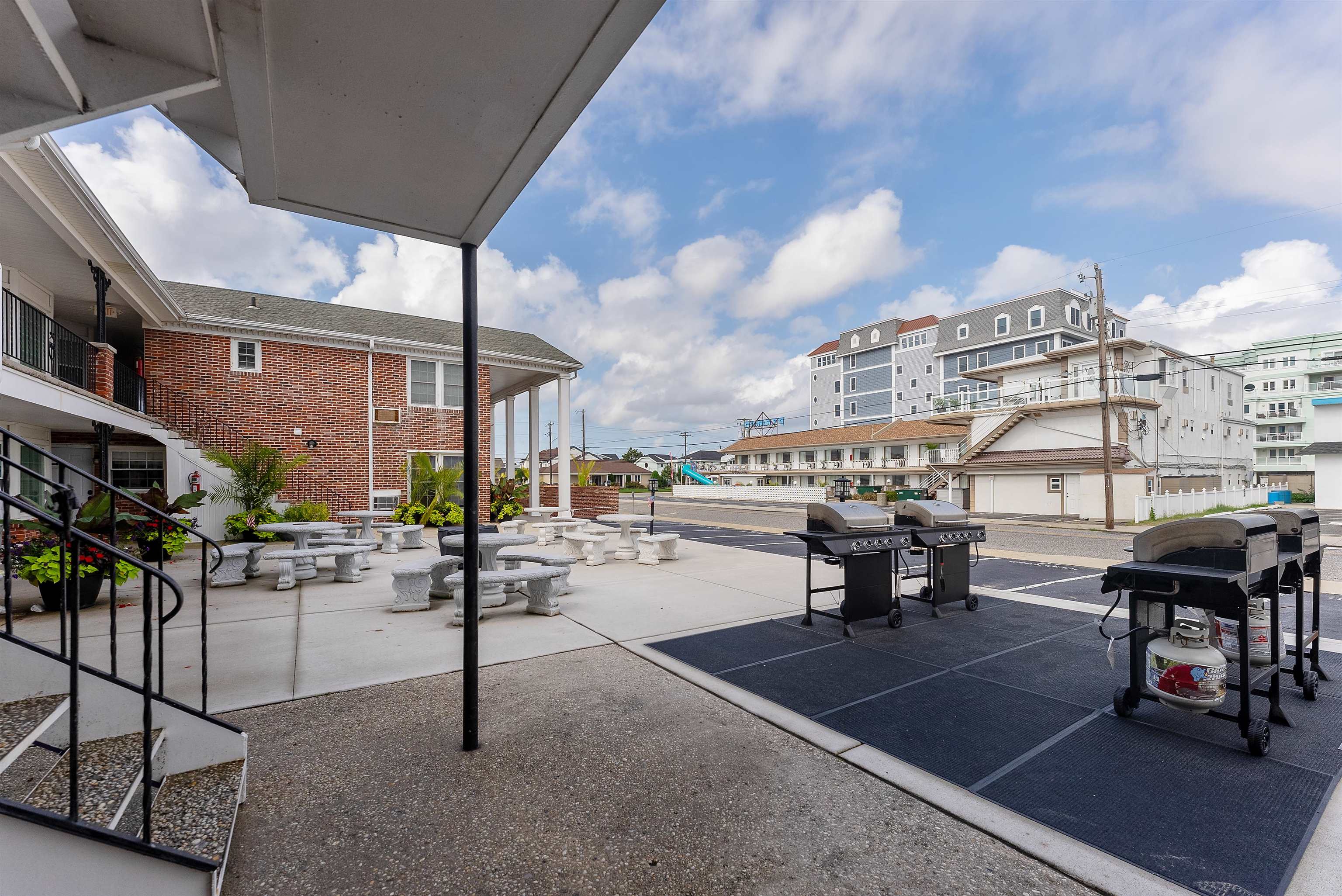 402 E Saint Paul Avenue Unit: 1