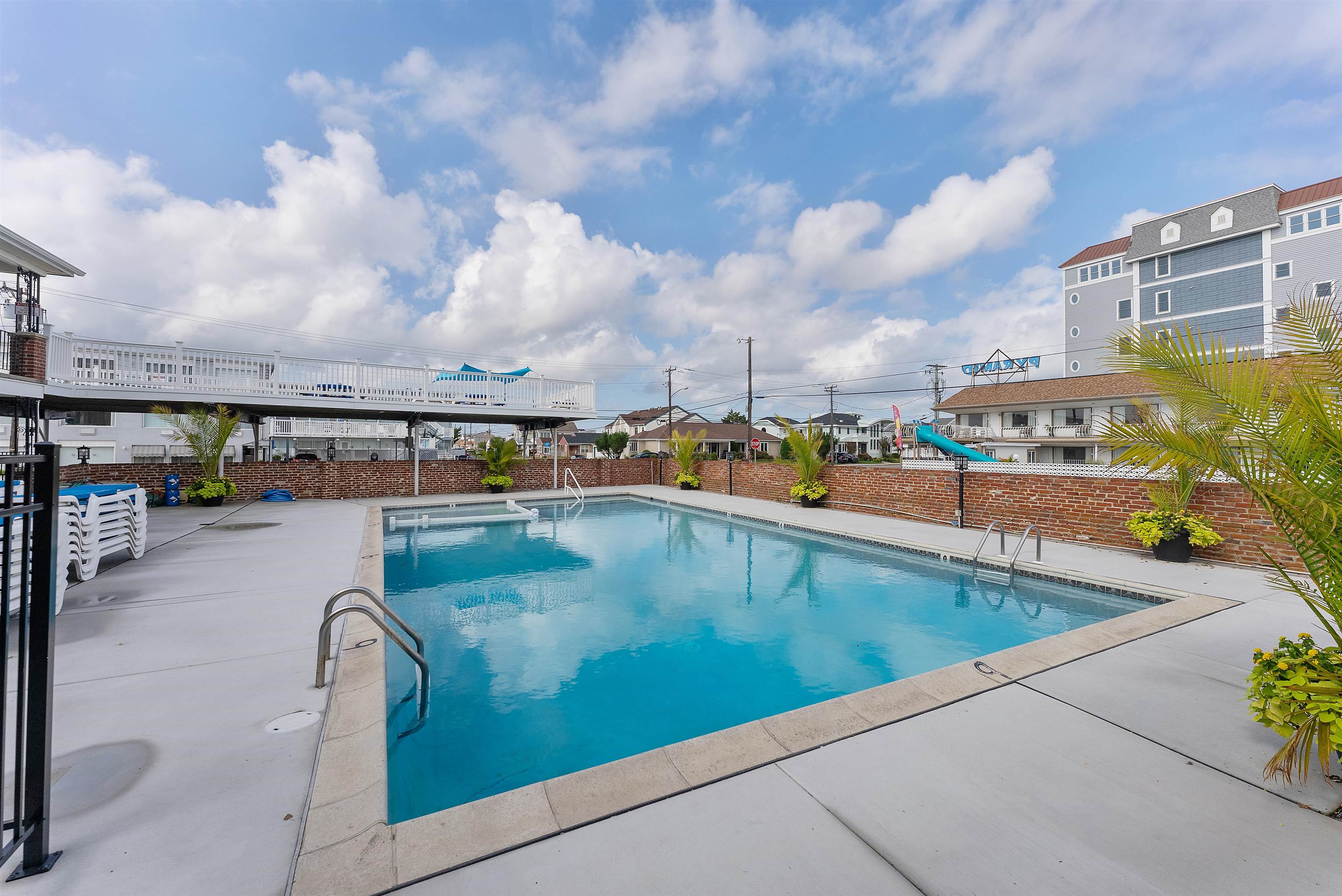 402 E Saint Paul Avenue Unit: 1