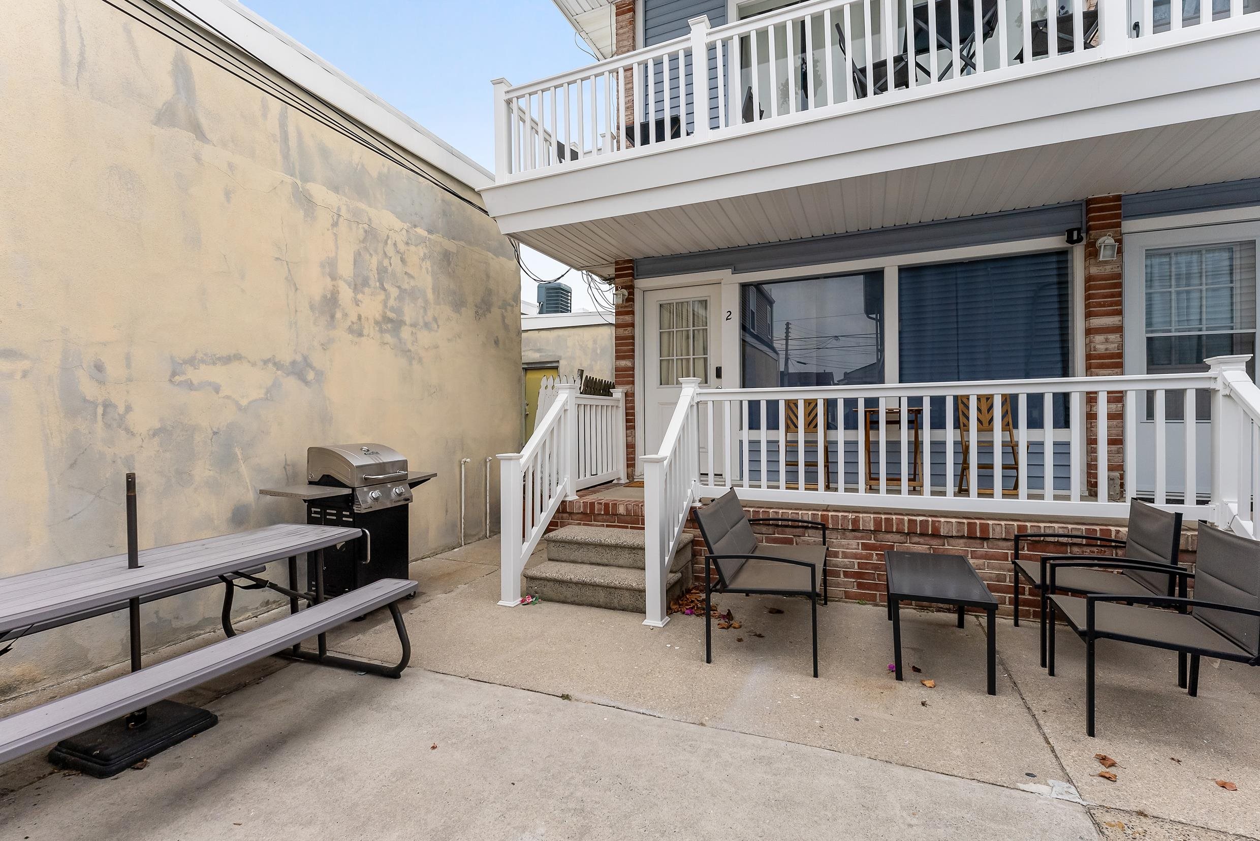 205 E Bennett Avenue Unit: 2