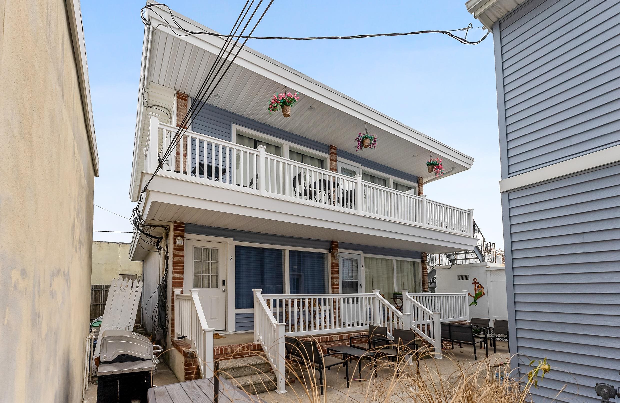 205 E Bennett Avenue Unit: 2