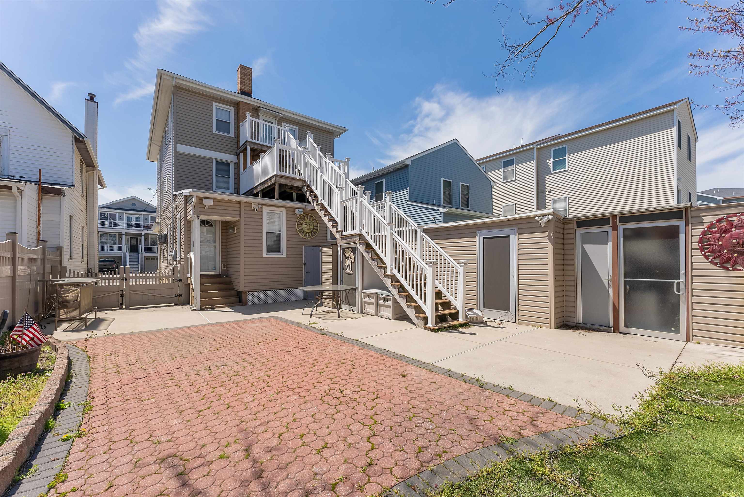 225 E Garfield Avenue