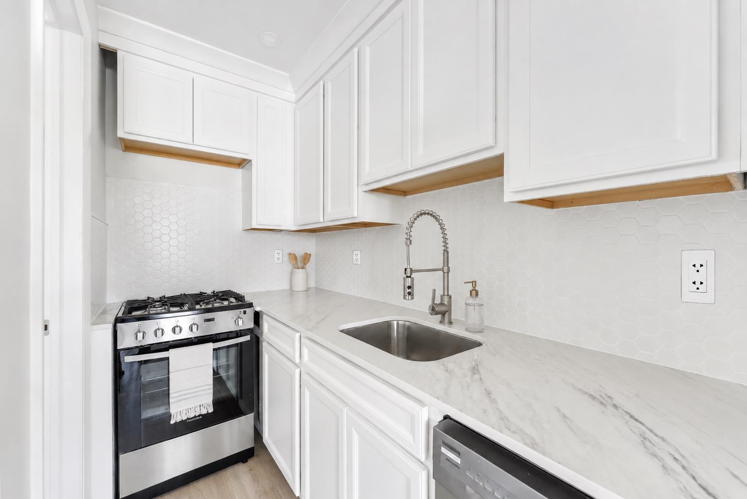 233 E Juniper Avenue Unit: 8