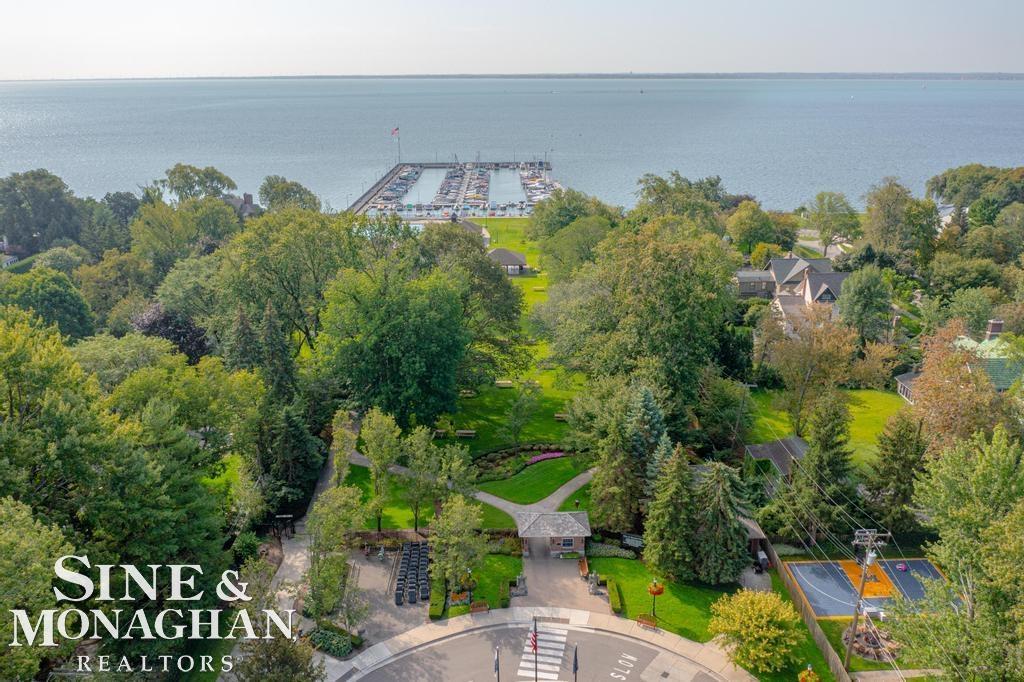 861 Grosse Pointe
