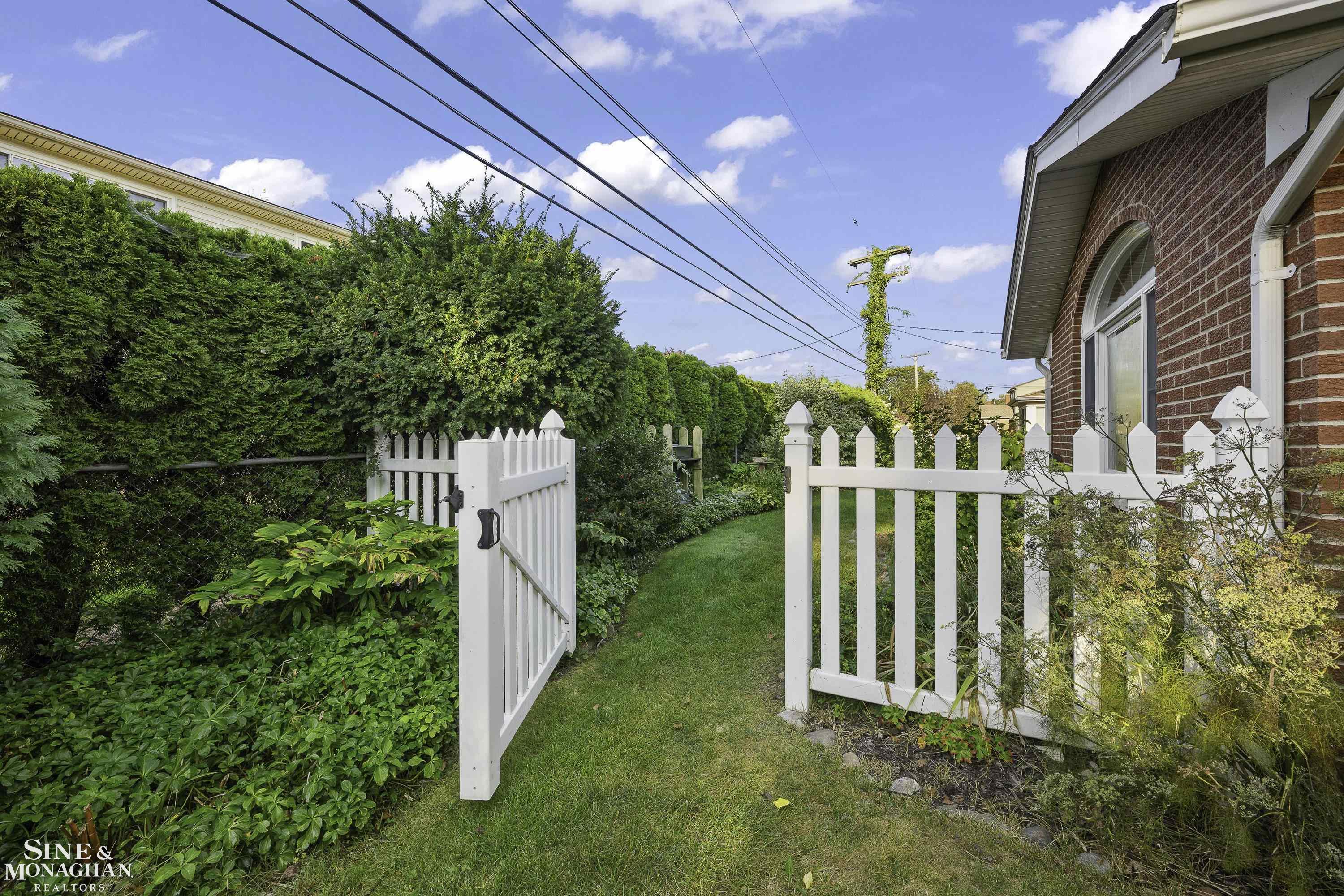 581 N Rosedale Court