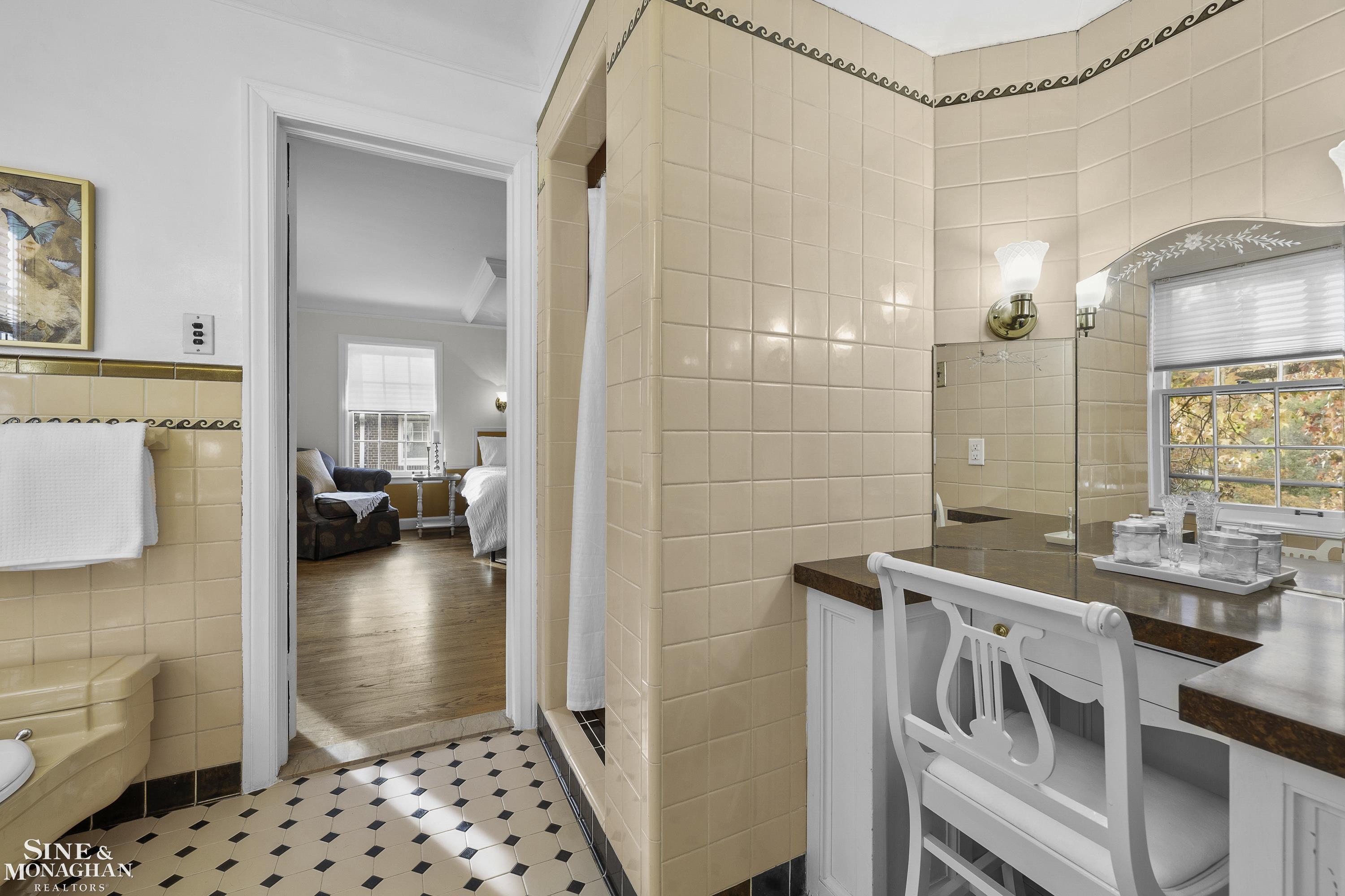 1385 Devonshire Road