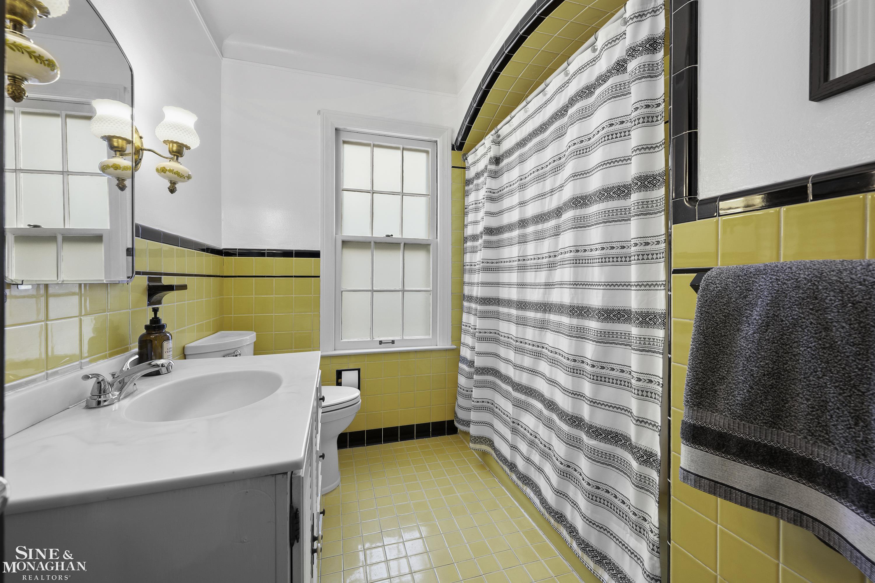 1385 Devonshire Road