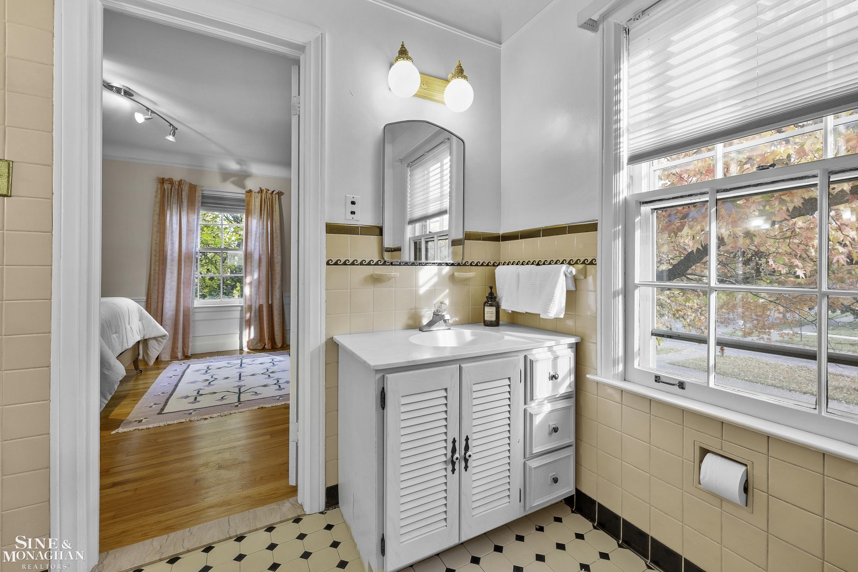 1385 Devonshire Road