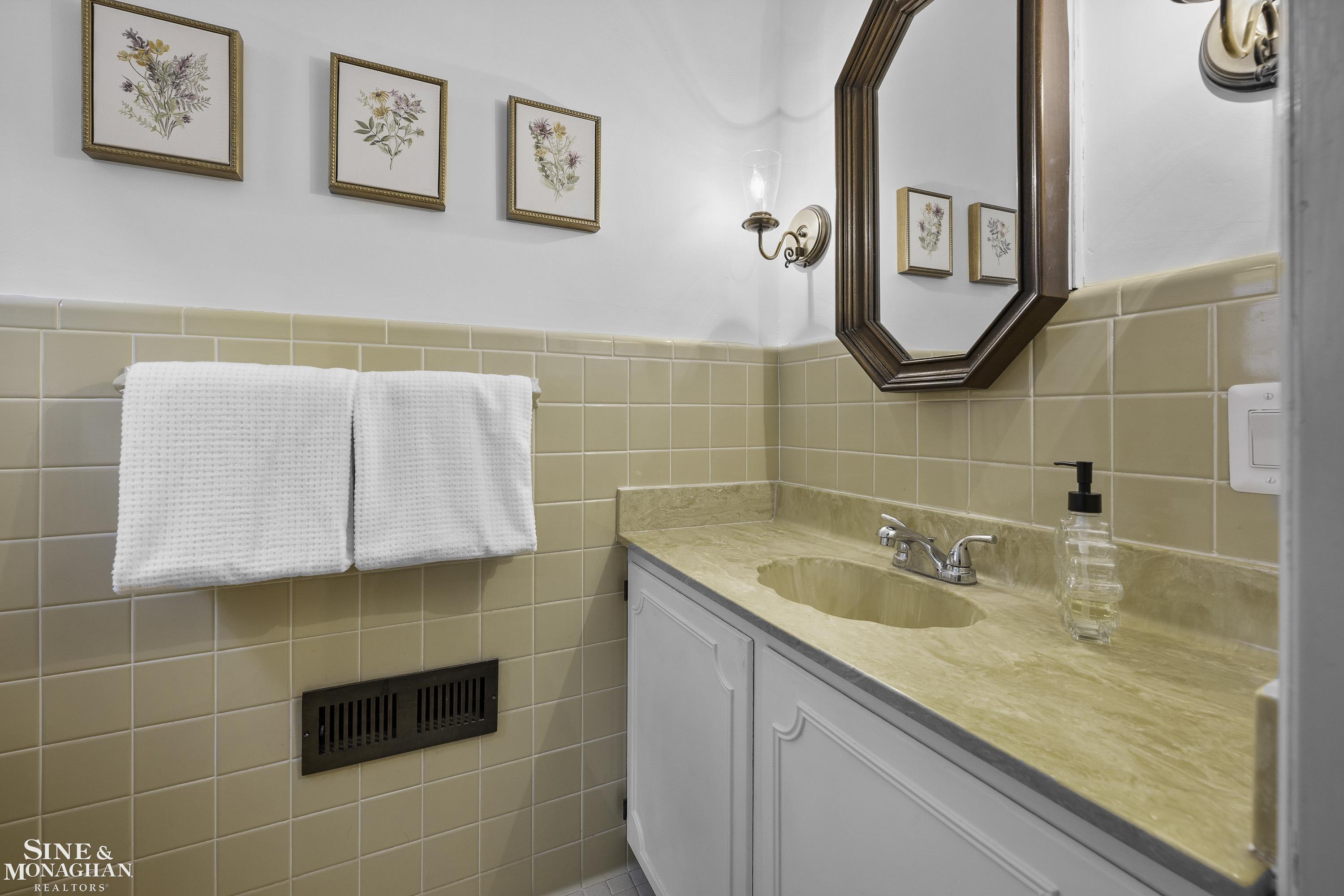 1385 Devonshire Road