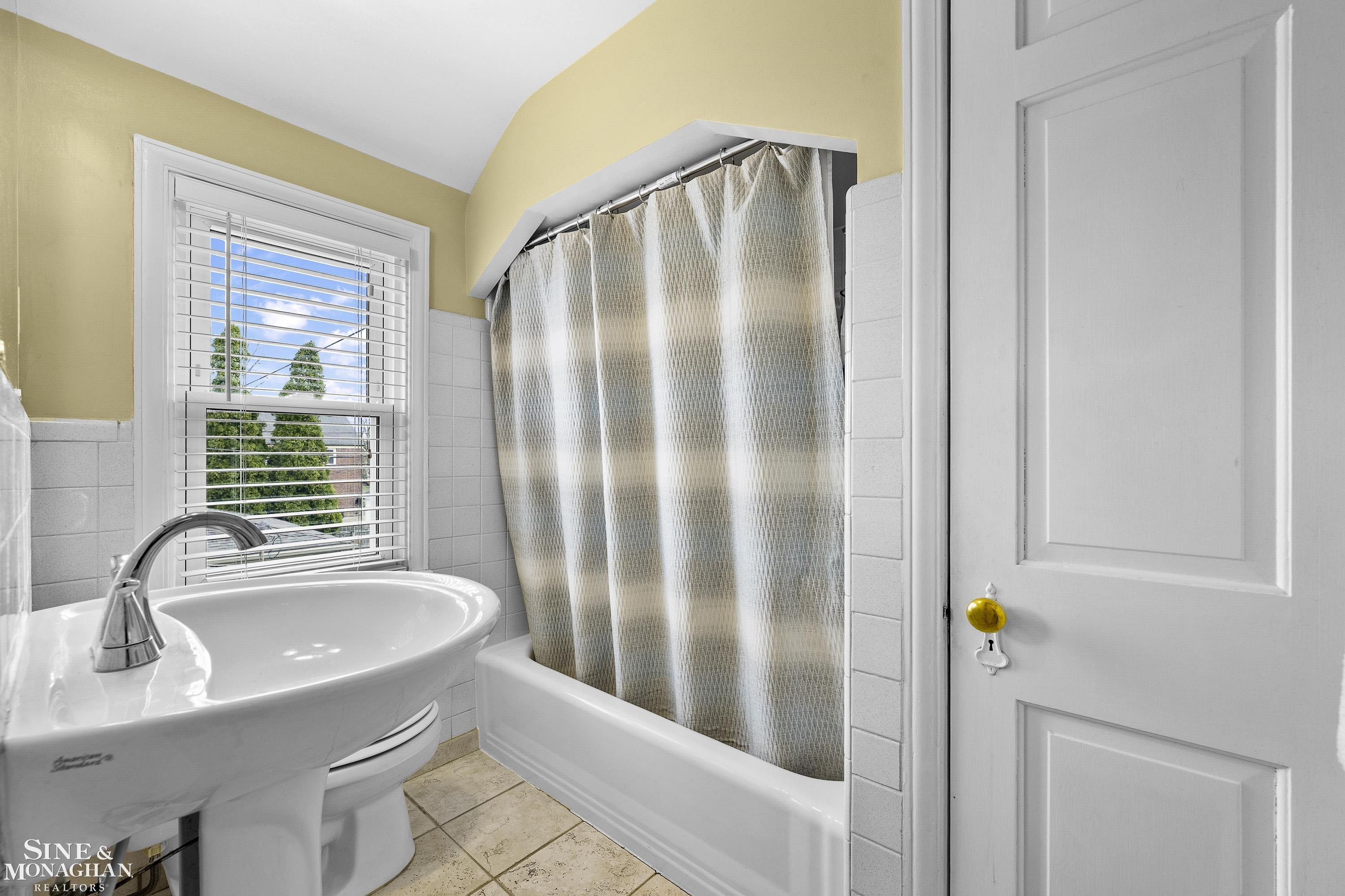 1882 Hunt Club Drive